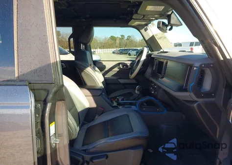 2023 Ford Bronco Black Diamond z USA, uszkodzony, nr VIN 1FMEE5BP7PLC17242